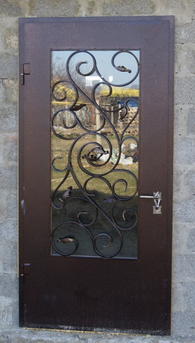 Дверь со стеклопакетом и декоративной решеткой